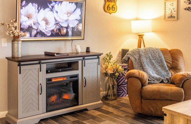 3BR 1.5BA Fenced Yard & Patio-10 miles to OKC, 15 mins to Airport, 20 mins to OU