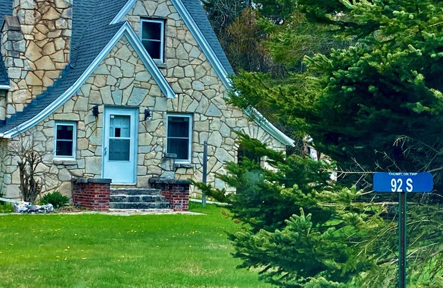 3BR/1.5BA Woodsy Stone Cottage 1 Hr to Pictured Rocks, Hike Trails On-Property