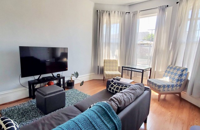 3BR/1BA | SLEEPS 8 | Near SF | SELF CHECK IN