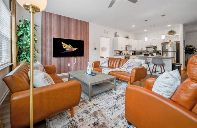 3BR - 1st Floor - Pool Gym Bikes 12+ Miles of Nature Trails & Grill!