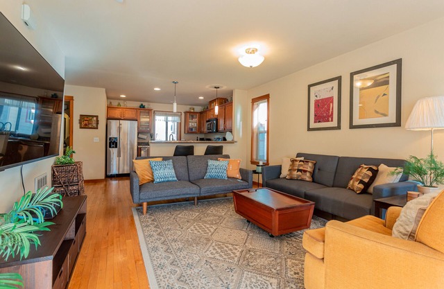 3BR/2.5BA home - ACs, pet friendly, centrally located w/4 Smart TVs + fast WiFi
