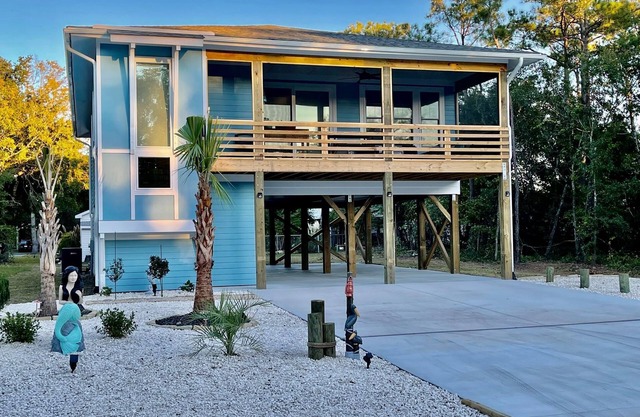 3BR 2B Cottage w/ELEVATOR -5 min Golfcart to the beach!