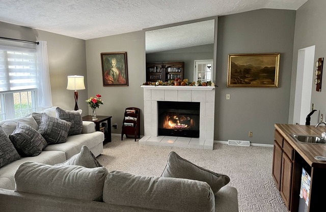 3BR/2BA Beauty near TBK sports complex. Right off I74, close to everything!