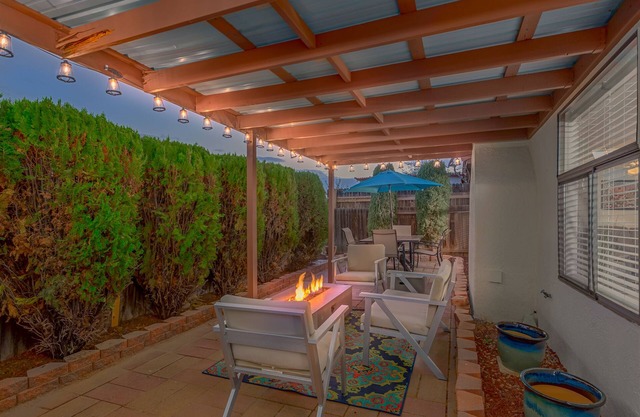 3br 2ba Charming Town-home, Walk to the Petroglyphs!