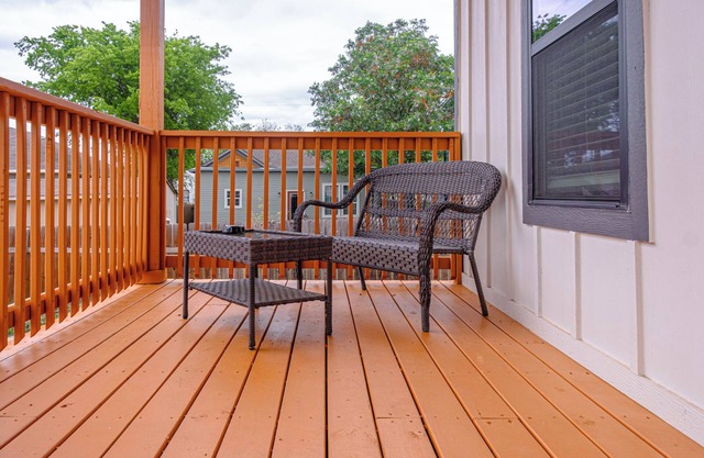 3br-2ba Cityscape Haven With Panoramic Tower View!