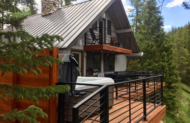 3Br 2Ba Mountain Modern Cabin on the Blue River