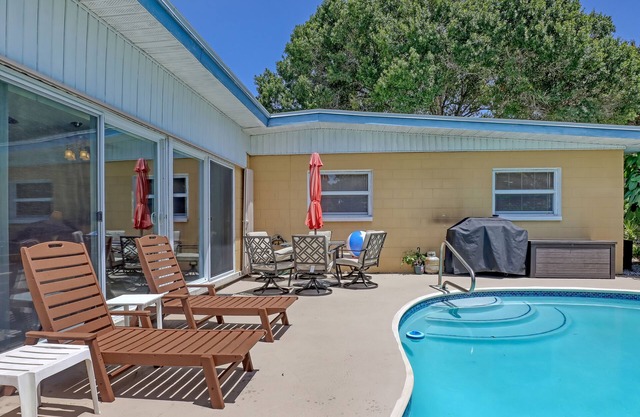 3br./2ba. Residential house, nice fenced, private setting, pool.