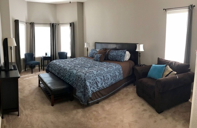 3BR/2BA Spacious, NE Heights, Excellent mountain views, minutes from downtown
