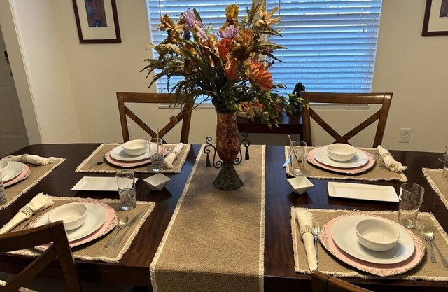 3BR & 3BA Near Everything! 2400SF