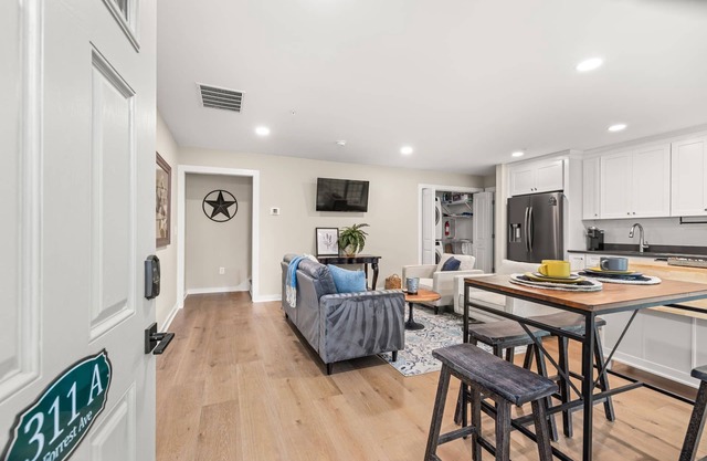 3BR/3BA Newly Built, 5 min to square. Pet+, Full Kitchen, Washer/Dryer, 15+ days