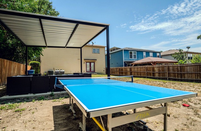 3BR/4 Beds - Near Lackland, Sea World, & Downtown San Antonio