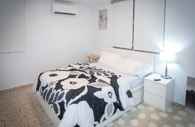 3BR Apartment w/HDTV, 5 mins from Beach, pets OK.