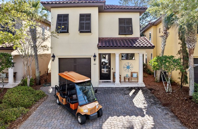 3BR Beach Villa w/6-Seat GOLF CART! Near Pool & Baytowne. Covered Patio. Tram