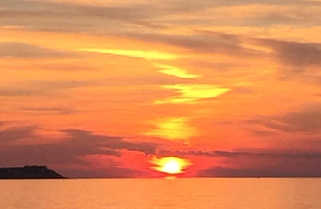 3BR Beachfront Homestead Condo. Great Beach. Amazing Sunsets. Directly on Lake