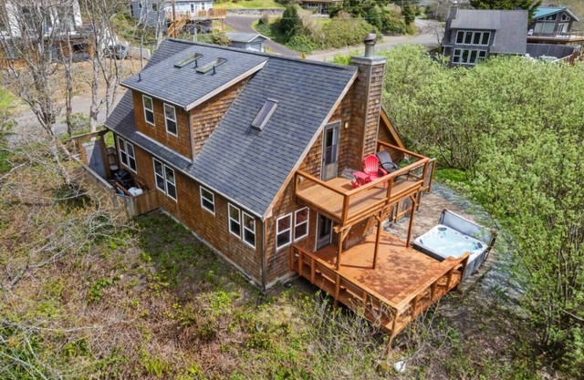 3BR Cottage w/Hot Tub, King Beds, Ocean Views | Walk to Beach Watch Birds & Whales