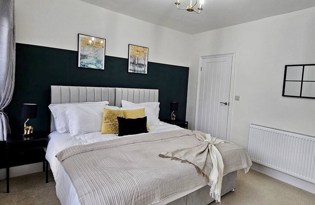 3BR Family-Friendly Stay | Kitchen, Living Room, Sleeps 5