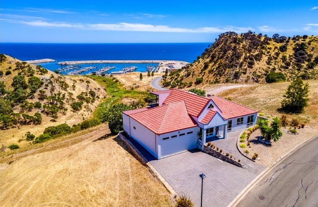 3BR Hilltop Getaway – Games, Ocean Views, Wi-Fi, Parking, Sleeps 14, Pizza Oven & More