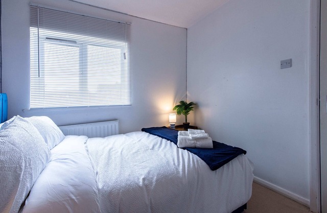 3BR Home in Bedford Free Parking, Garden & Family-Friendly Stay