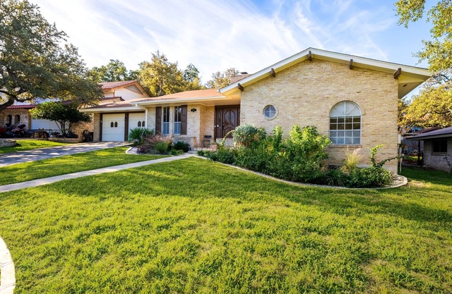 3BR Home w/private backyard & BBQ grill, sleeps 8