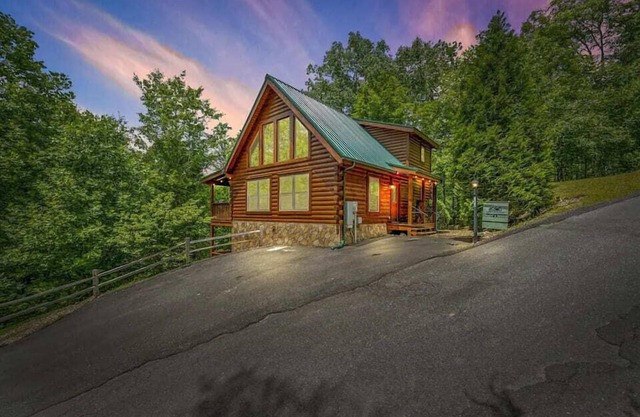3BR Lodge near Downtown Gatlinburg with Game Room & Hot Tub!