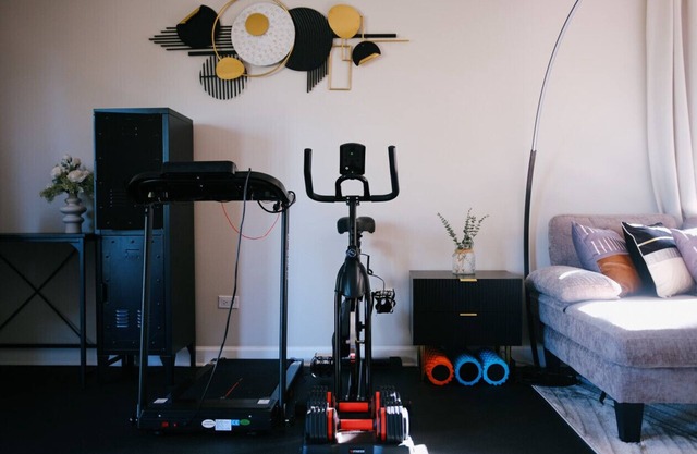 3BR Modern Apt Gym Workspace Quiet Location