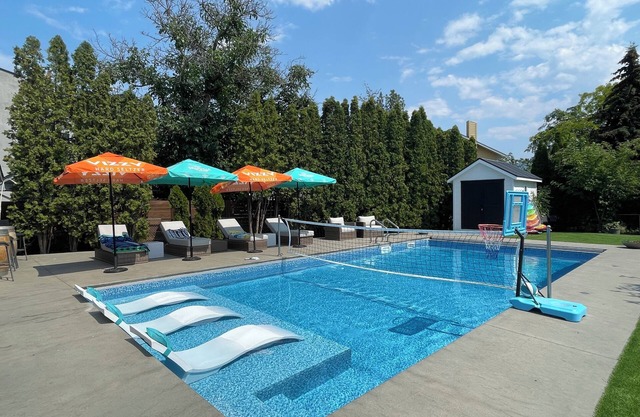 3BR Modern Kelowna Home w/Pool & Sandy Beach Access