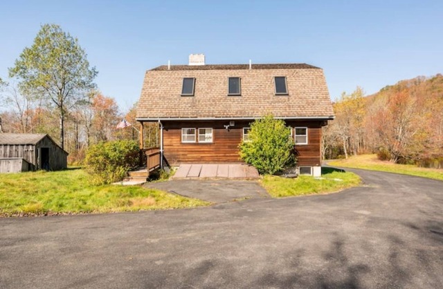 3BR Mountain Retreat with Autumn Lake Viewsn
