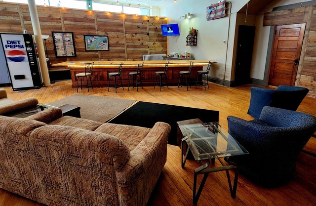 3BR on SXS Snowmobile Trail w/Full Bar, Walk to Dining &Bars, Near MTU &Houghton