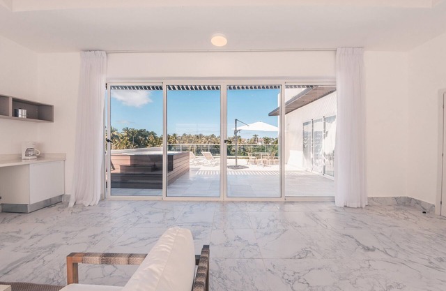3BR-Penthouse w/jacuzzi incl at Lake View