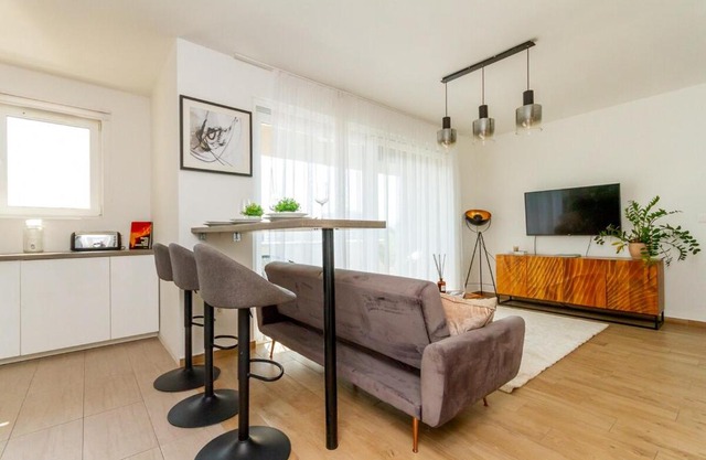 3BR Premium Skyline Penthouse w AC by NW