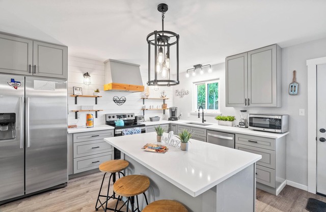 3BR Retreat Sleeps 6 Pet-Friendly Full Kitchen Close to Beaches & Dining!