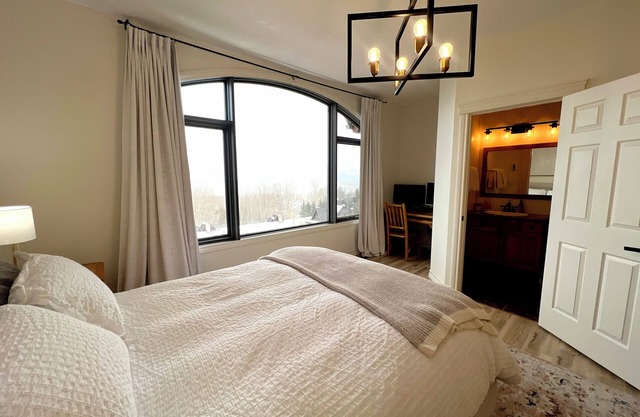 3BR: Ski, Golf, Bike, Hot Tub, Views & Soak