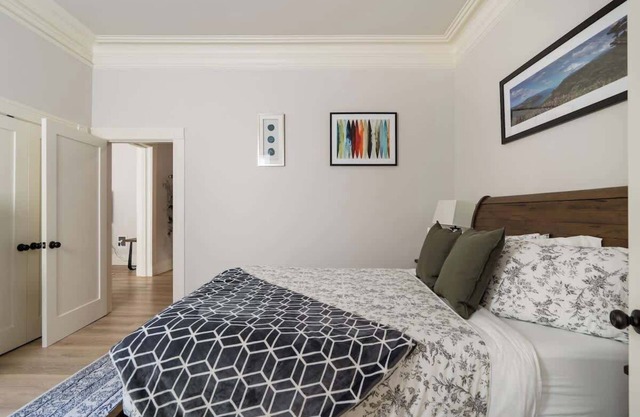 3BR Sleeps 8 Prime NW Location 99 WalkScore