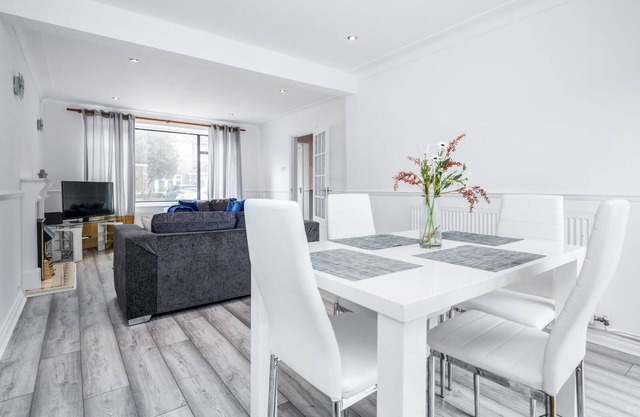 3BR-Sleeps5-Parking-Garden-AccesstoLondon