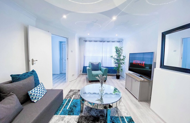 3BR-Sleeps5-Parking-NearTrainStation