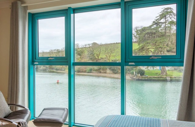 3BR spacious waterfront apartment in Kingsbridge (sleeps 6)