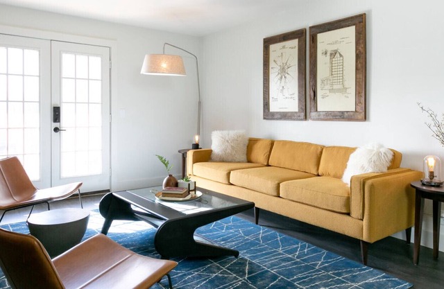 3BR Suite: DT Nash, Full Kitchen & Living Room