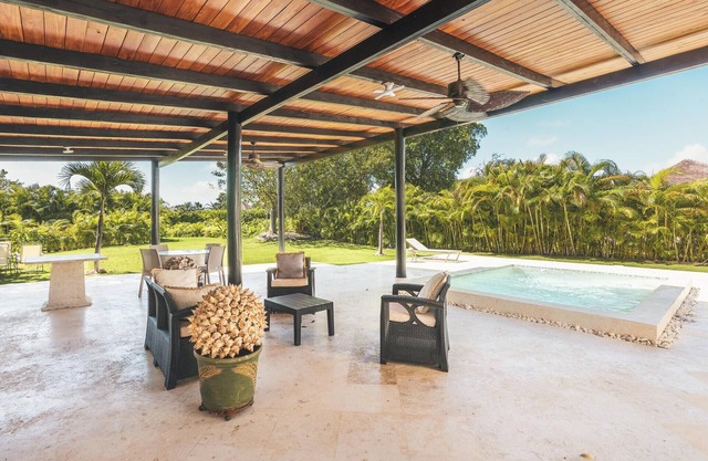 3BR villa with patio/pool/bbq/in Green village
