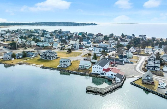 3BR Waterfront House | Private Beach & Patio