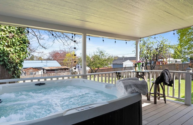 3BR WITH HOT TUB, GAME ROOM/PET FRIENDLY/10' TO EVERYTHING