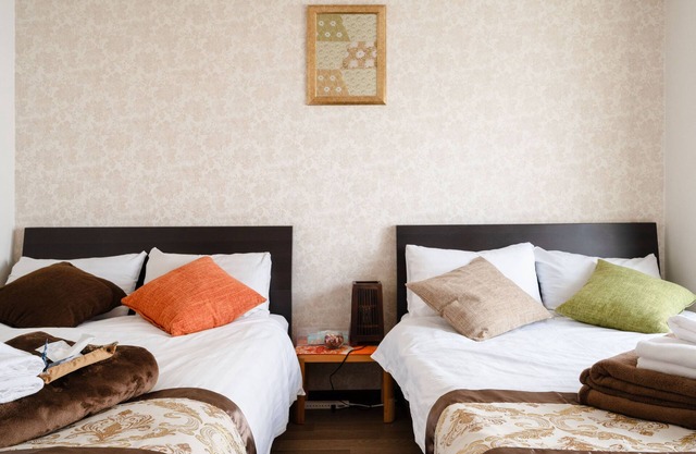 3F 5 min walk from Kuromon Ichiba and Dotonbori/10 min walk from Shinsaibashi Namba/Convenience store nearby/Luggage storage available in front of IN/Family welcome/Good access to Kyoto, Nara and Kansai Osaka Expo/Wi-Fi available