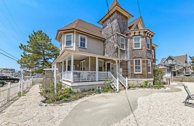 *3rd to Beach*Available:Oct. & Nov. *Clean*UPDTDVictorian*Across Veterans Park