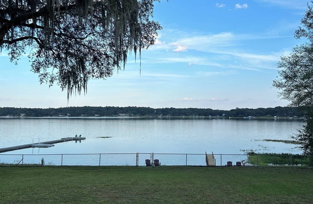 4-2 Lakefront home on Crystal Lake- fish off the dock, kayak, enjoy back porch!