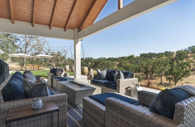 4.5 Acre Farmhouse in Wine Country w/Hot Tub