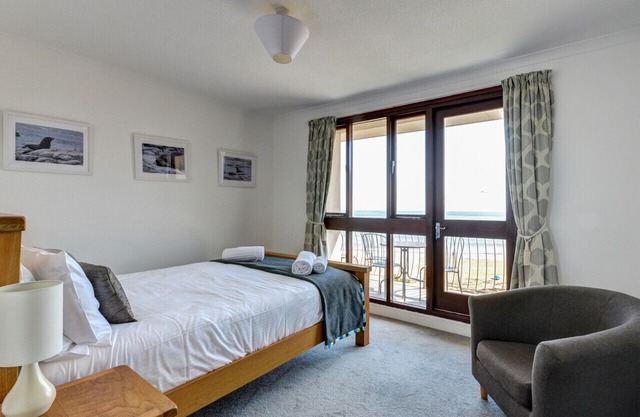 4 Admiralty Court - Three Bedroom House, Sleeps 7