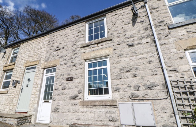 4 ALMA ROAD, pet friendly, with open fire in Tideswell