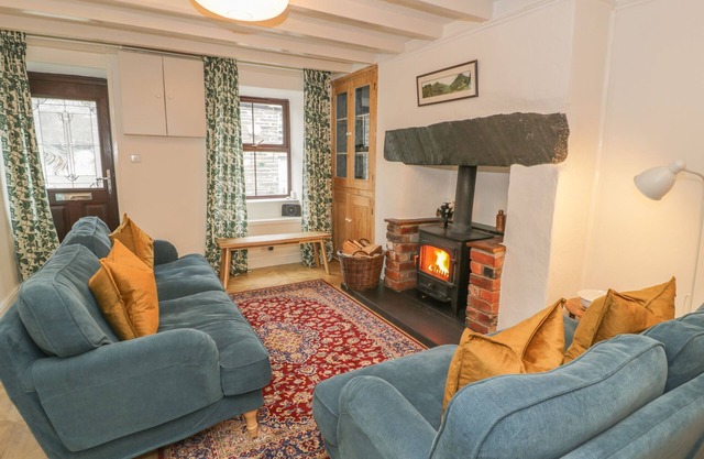 4 ARTHUR TERRACE, pet friendly, with open fire in Penmachno