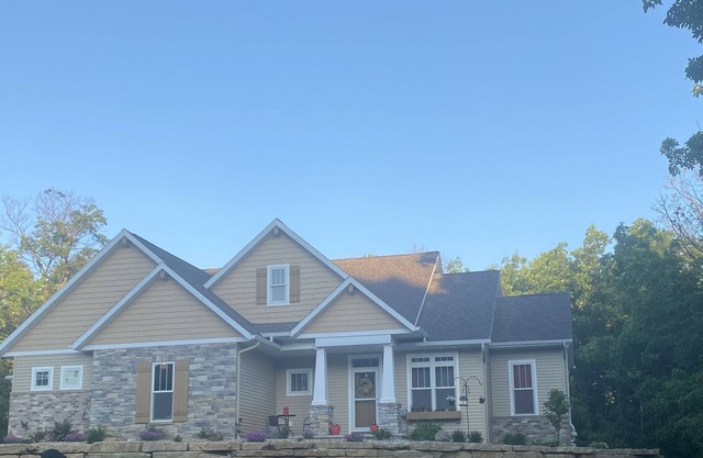 4 bd. 2.5 bath 3200 sq. ft. house, 6 miles to EAA, in a private wooded lot!