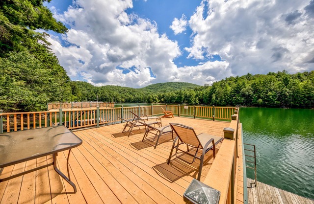 4 BD 3 BA lake house with dock, porch, kayaks, hot tub, Wifi, foosball & AC