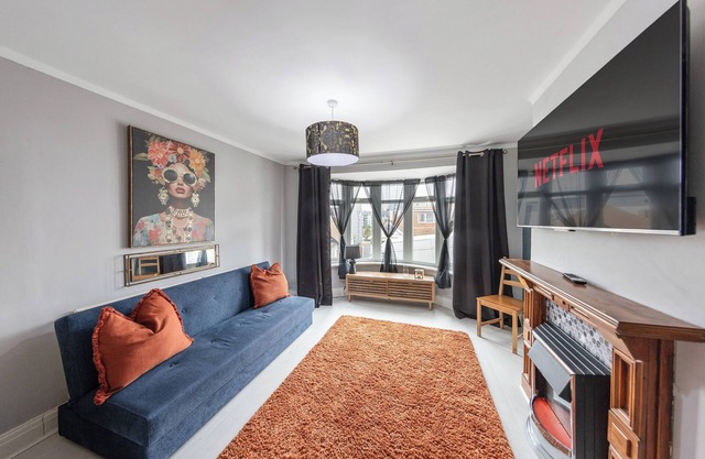 4 Bd House, Sleeps 8 with Garden-Tv-Internet
